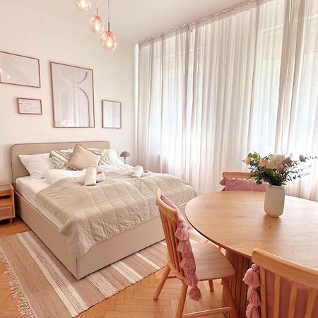 Cozy Apartment In Quiet Location, Fast Train Station 100M Away, Contactless Check-In ウィーン エクステリア 写真