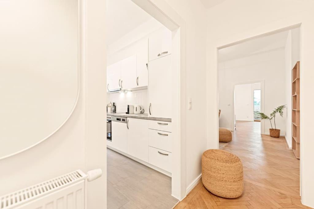 Cozy Apartment In Quiet Location, Fast Train Station 100M Away, Contactless Check-In ウィーン エクステリア 写真