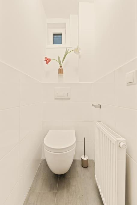 Cozy Apartment In Quiet Location, Fast Train Station 100M Away, Contactless Check-In ウィーン エクステリア 写真