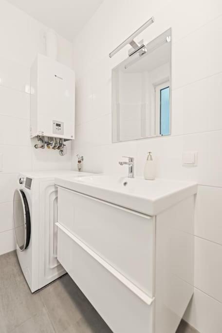 Cozy Apartment In Quiet Location, Fast Train Station 100M Away, Contactless Check-In ウィーン エクステリア 写真