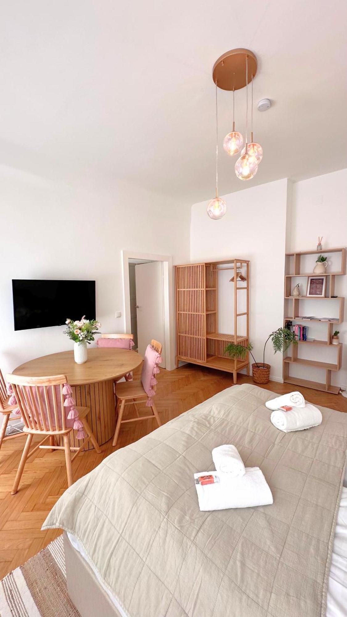 Cozy Apartment In Quiet Location, Fast Train Station 100M Away, Contactless Check-In ウィーン エクステリア 写真